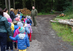 Przedszkolaki słuchają opowieści leśniczego